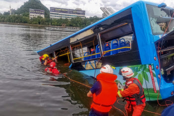 中 대입 수험생 태운 버스 호수 추락…21명 사망