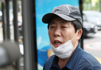 '삐라 살포' 박상학, 취재진 폭행 혐의로 경찰 출석