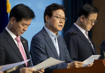 범야권 "박원순 의혹 해명하라"… 일제히 與 '압박'