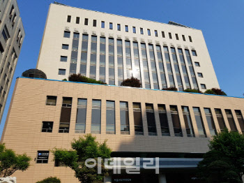 '보이스피싱 수금책' 변호사 집행유예…"사회적 책무 저버렸다"