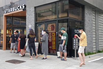 '스타벅스 우산' 하루만에 매진, 중고가격 2배 '껑충'