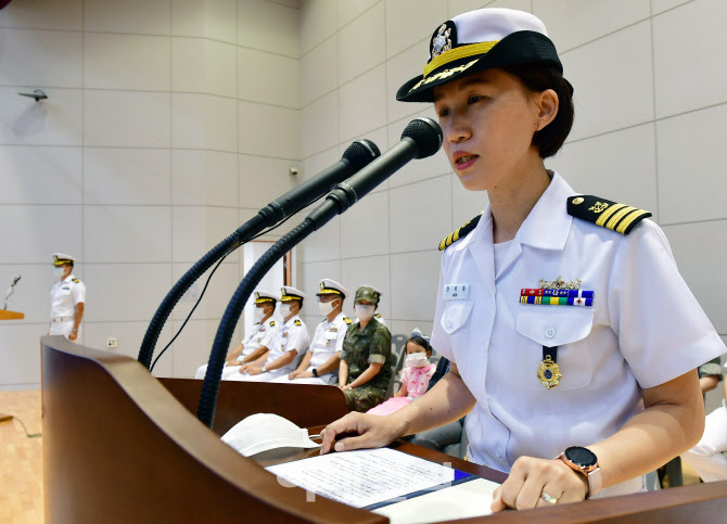 해군 첫 여군 상륙함장 탄생…안미영 중령, 성인봉함장 취임