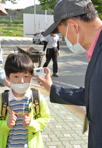 등교수업 중단 학교 4곳…등교이후 확진 학생 65명