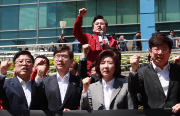 "죽여야 된다" 낫 들고 황교안에 접근한 50대 남성…대법, 실형 확정