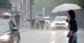 월요일 출근길도 중부지방 폭우…동해안·남부는 `폭염특보`