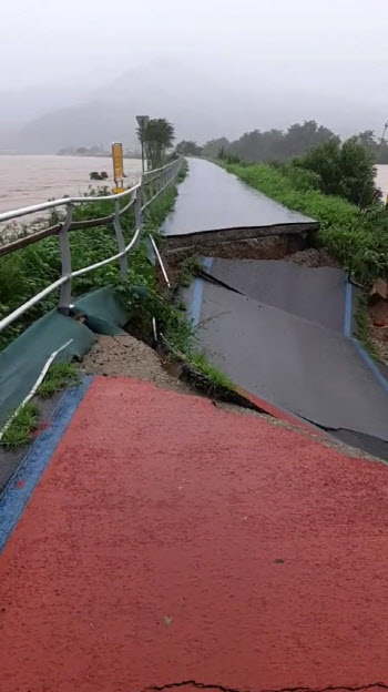 폭우로 섬진강 제방 붕괴, 2천여명 대피…"붕괴 규모 파악 중"