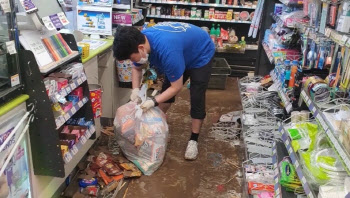 멈추지 않는 비…편의점, 현장 피해 복구 '구슬땀'