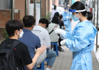 "답답해서 사우나 방문" 자가격리 이탈 20대, 첫 실형