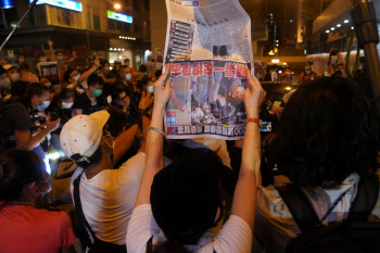 홍콩 반중매체 사주 지미라이 석방…지지자들 "끝까지 싸울 것"