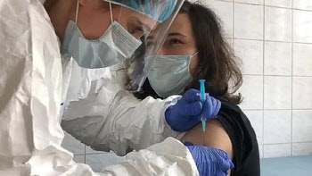 러 "세계 첫 코로나 백신 개발" 발표에 각국 "안전성 검증 안돼" 비난