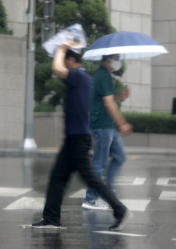 전국 곳곳 호우주의보 발령…전주 등 14곳은 폭염주의보