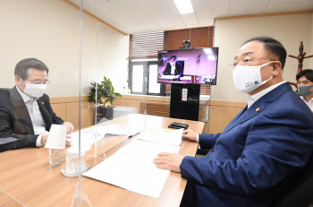 홍남기 “사회적 거리두기 2단계 하향, 방역·경제 고려한 결정”