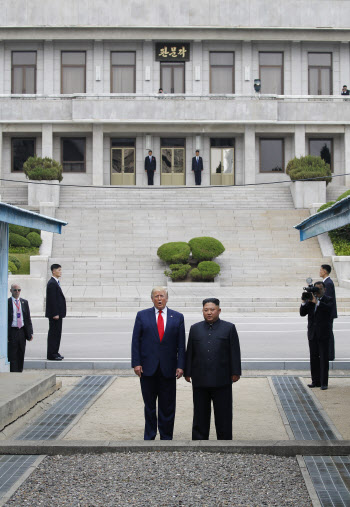 ‘美, 北에 핵무기 검토’ 에둘러 반박…靑 “韓 동의없이 불가”