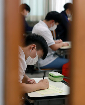 학생감소에 수능 지원자 급감…“경쟁률·합격선 하락할 것”(상보)