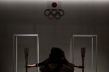도쿄올림픽 '뒷돈 의혹' 점입가경…IOC 위원장은 "개최 강행"