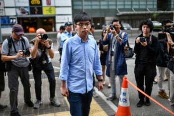 홍콩 민주화 상징 조슈아 웡, 경찰 조사 받다가 긴급체포