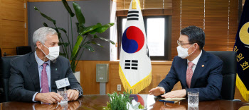 은성수, 한국 찾은 빌 윈터스 SC그룹 회장과 면담