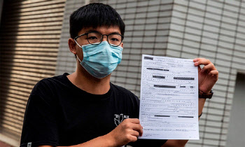 '우산 혁명' 조슈아 웡, 체포 3시간만에 풀려나…"계속 싸울 것"