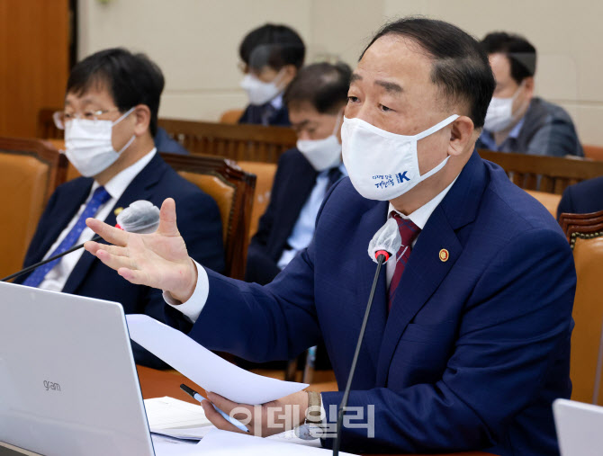 [포토]홍남기, '전세값 상승세 쉽게 안내려 갈 것 같다, 추가 대책 강구'
