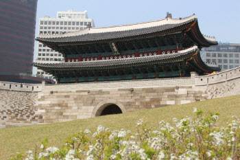 말 많은 '국보1호' 왜 안 바뀌나