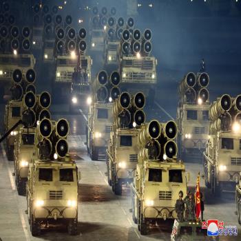 북한, 열병식에서 더 커진 신형 ICBM 공개
