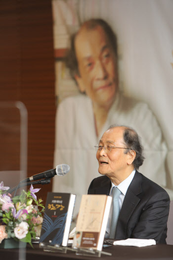 조정래 "내가 쓴 작품은 나의 적...예술가의 숙명"