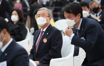 부산 찾은 김종인, 재보선 텃밭 지키기 나섰다