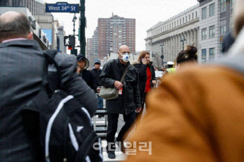 미국 신규 코로나 환자 일주일 50만 육박… 증시 '털썩'