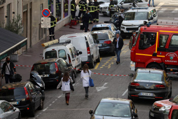 참수 사건 2주 만에… 프랑스, 흉기 난동으로 3명 사망