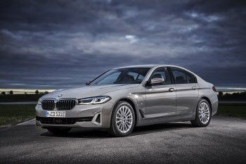 BMW 5시리즈, 벤츠E·G70 제치고 '이달의 차' 선정