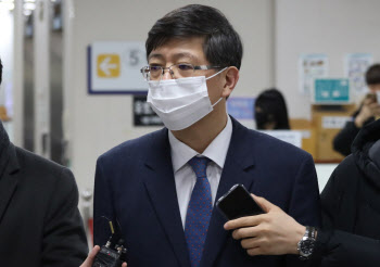 첫 재판 나선 김홍걸 "재산 축소 실수일뿐…선거 도움도 안돼"