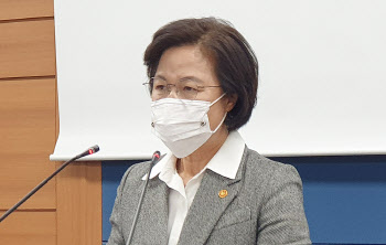 `칼 뽑은` 秋, 사상초유 직무배제 명령…尹 "위법·부당" 소송 예고