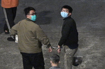 홍콩 청년 민주화 운동가들, 나란히 감옥行…조슈아 웡 "버틸 것"