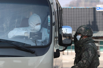 '집단 감염' 軍 확진자 6명 추가…누적 400명 돌파