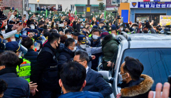 조두순 출소한 날…안산은 들끓었고, 주민은 불안에 떨었다