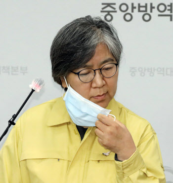 정은경, 2주만에 브리핑 복귀...野 "백신 구하러 가라" 비난도