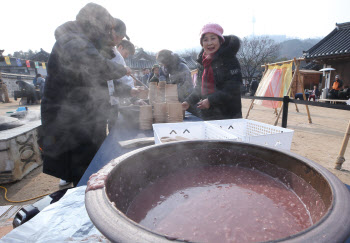 불교문화사업단, 의료진·일반인에 동지 팥죽 나눔