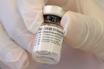 화이자·얀센·아사트라제네카, 도입 백신 효과·부작용은?