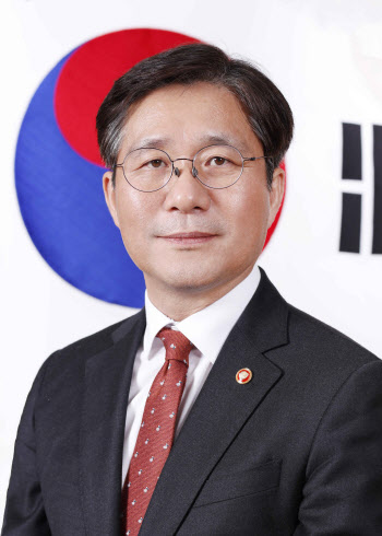 성윤모 장관 "산업현장 활력 회복 위해 기업과 함께 뛸 것"