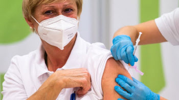 유럽, `더 많이 맞도록` 1·2차 백신 접종간격 확대…찬반 팽팽