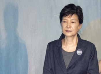박근혜, '국정농단·특활비'로 징역 20년 벌금 180억원 확정(종합)
