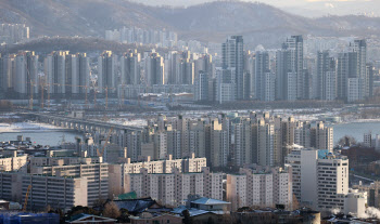또 오른 서울 아파트값…“규제완화 기대감이 불질렀다”