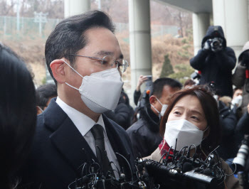 이재용 2년6개월 실형…변호인단 "기업 자유와 재산권 침해된 사건"