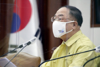당정 손실보상 제도화 논의에 홍남기 부총리 불참