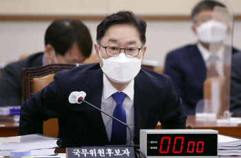 박범계, 불법 투자사 대표와 친분 의혹에 "충분히 수사하라"