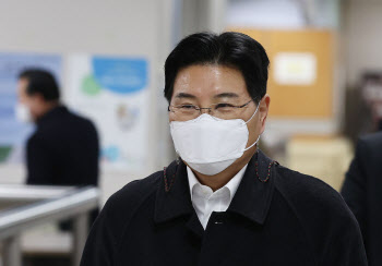 法, '사학비리·뇌물수수' 홍문종 전 의원에 징역4년 선고
