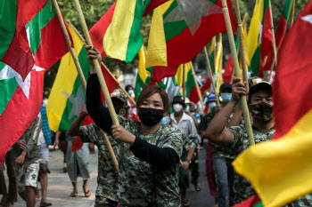 6년전으로 퇴행한 미얀마 민주주의…"군부 쿠데타로 권력 침탈"
