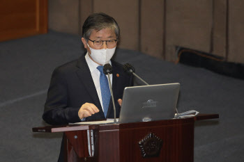 변창흠 “가덕도 신공항 법안 통과되면 집행 노력할 것”