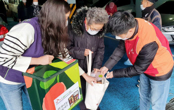 SK건설, 어르신들에 ‘한 끼 나눔 온(溫)택트’ 도시락 전달