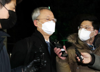 백운규 영장 기각…尹 '윗선' 겨냥 정권 수사 심기일전할까